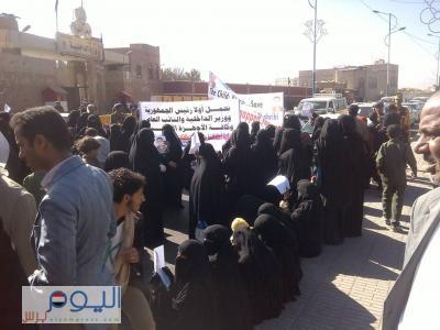 نساء يفترشن الأرض أمام وزارة الداخلية بعد تعرض أحدهن للضرب  من جندي أثناء مطالبتها باعتقال خاطفي ولدها "صور"
