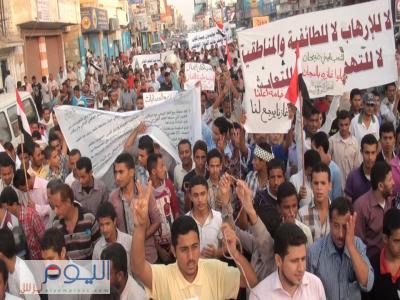 الحديدة : مظاهرات تطالب بإلغاء صفقة الغاز ومحاسبة المتورطين فيها ، وتدعوا إلى نبذ الطائفية والمناطقية ( صور)