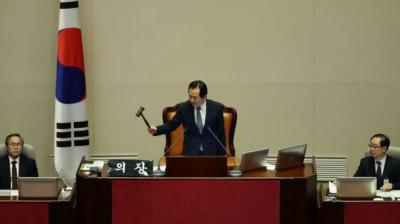 برلمان كوريا الجنوبية يوافق على تجميد سلطات رئيسة البلاد