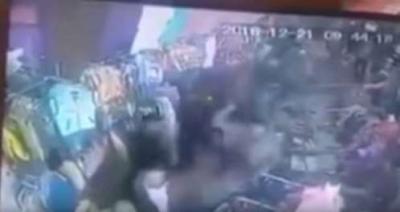 شاهد بالفيديو .. مسلحون حوثيون يعتدون بالضرب على عُمال مركز تجاري بصنعاء ويحطمونه بعد رفض دفع المجهود الحربي 