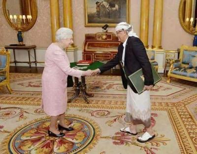 صورة للدكتور ياسين سعيد نعمان مع ملكة بريطانيا تشعل خلاف وشتائم بين الحبيشي والبخيتي 
