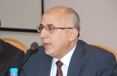 وزير الإدارة المحلية  يدشن مشروع المساعدات الاغاثية لليمنيين في مخيم أبوخ بجيبوتي