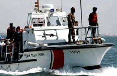خفر السواحل في خليج عدن تؤكد انه تم حجز سفينة تحمل أدوية وعقاقير غير معروفة ومبيدات ومواد سامة
