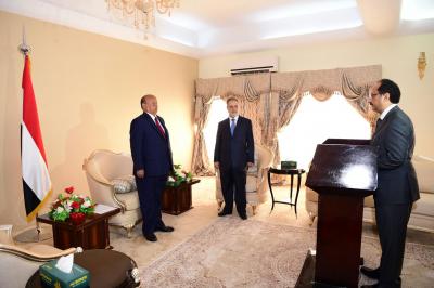  الرئيس هادي يعفي الوزير " الأصبحي " من منصبه ويعينه في منصب دبلوماسي ( صور)