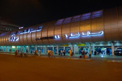 بسبب قرارات ترمب .. يمني و 5 عراقيين يُمنعون من السفر إلى أمريكا عبر مطار القاهرة 