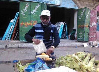 أكاديمي يمني ومؤسس قسم الهندسة المعمارية يبيع " الذرة الشامية في الشوارع بسبب الوضع الذي فرضه الحوثيين ( صوره)