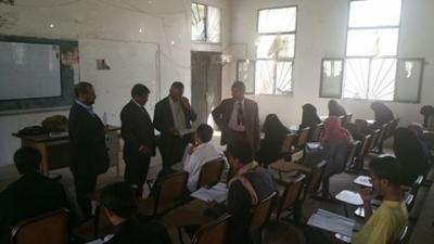 رئيس جامعة صنعاء يتفقد سير الإمتحانات بكلية الإعلام