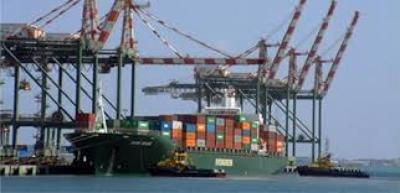 شركات ملاحة دولية تحول بواخرها من ميناء الحديدة إلى ميناء عدن ومصدر يكشف الأسباب
