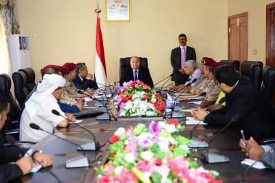 الرئيس هادي يعقد اجتماعاً بعدد من القيادات العسكرية ويصدر عدداً من التوجيهات