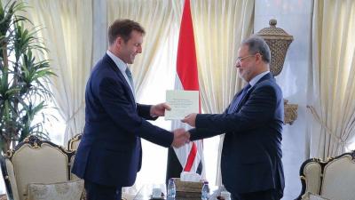 وزير الخارجية يتسلم نسخة من اوراق إعتماد السفير البريطاني لدى اليمن ( صوره)