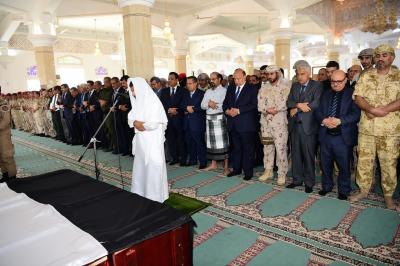 بالصور .. الرئيس هادي وقيادات الدولة يؤدون صلاة الجنازة على اللواء الركن أحمد سيف اليافعي