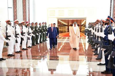 بالصور .. الرئيس هادي يصل الإمارات .. ومسؤول الإستخبارات في إستقباله