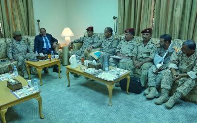 الفريق علي محسن الأحمر يرأس اجتماعاً لقادة الجيش ( صوره)