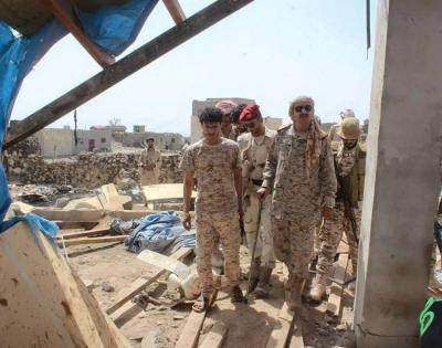 قائد المنطقة العسكرية الثالثة يزور مسجد كوفل بمأرب الذي إستهدفته صواريخ الحوثيين وخلف عشرات القتلى( صور)