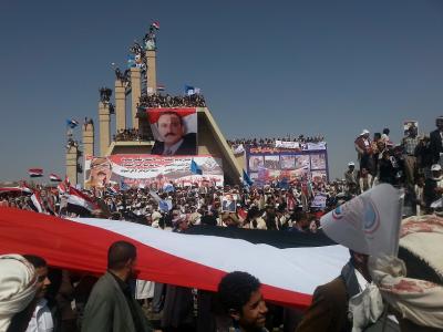 الصحفي المقرب من الحوثيين " العماد " يتوعد بكشف حجم أنصار " صالح " يوم غداً ويصف إعلام المؤتمر بالإنتهازية والإبتزاز