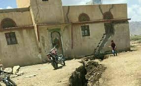 تشققات أرضية غريبة وهبوط للتربة في محافظة ذمار ( صور)