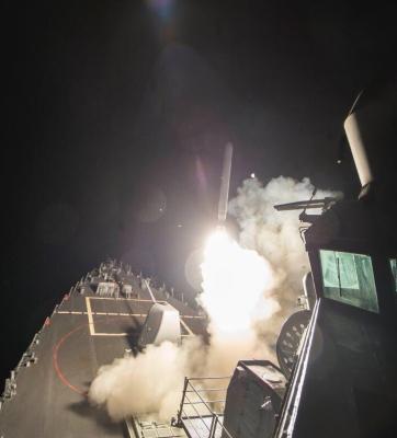 بالفيديو والصور .. أمريكا تبدأ هجوماً صاروخياً على سوريا وتدمر قاعدة عسكرية