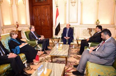 الرئيس هادي يستقبل السفير الفرنسي لدى اليمن 