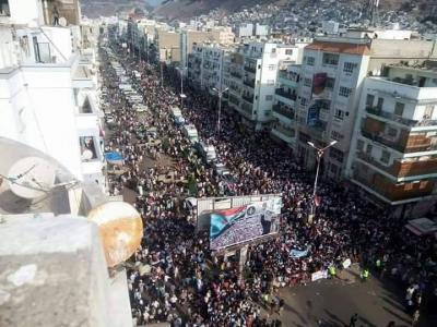 عيدروس الزبيدي يعلن في مظاهرة بعدن عن تأسيس "جمعية وطنية" وتصعيد شعبي ضد حكومة بن دغر