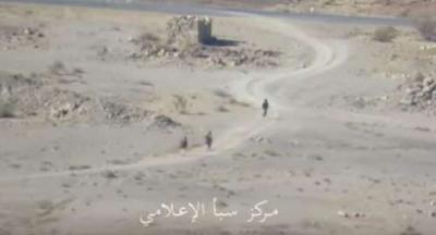شاهد بالفيديو .. لحظة هروب مسلحين حوثيين بعد سيطرة قوات الجيش والمقاومة على مواقع في نهم شرق صنعاء