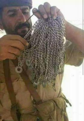 شاهد بالصور .. كمية السلاسل التابعة للمقاتلين الحوثيين في أيدي أحد جنود الجيش الوطني 