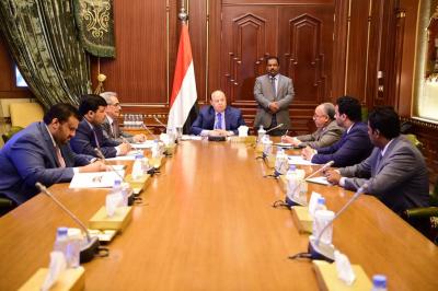 الرئيس هادي يلتقي وزير المالية ومحافظ البنك المركزي 