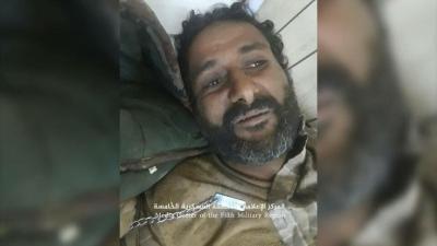 أفراد الجيش الوطني ينقذون مقاتل حوثي تركه رفاقه وظل يصارع جراحه وينزف في صحراء ميدي ( صوره)