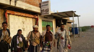 بالصور .. قوات الجيش والمقاومة تستولي على أسلحة للحوثيين في سواحل الخوخة