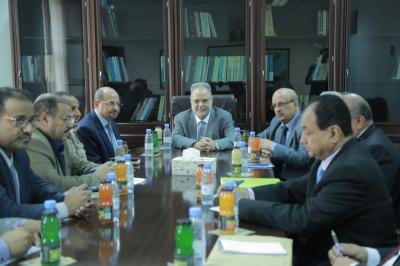 وزير الخارجية يعقد اجتماعاً بطاقم سفارة اليمن في الرياض للاطلاع على اوضاع المغتربين