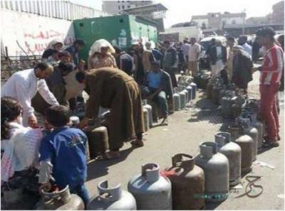 مقتل 4 مواطنين على أيدي مسلح حوثي في طابور على مادة الغاز المنزلي بصنعاء 