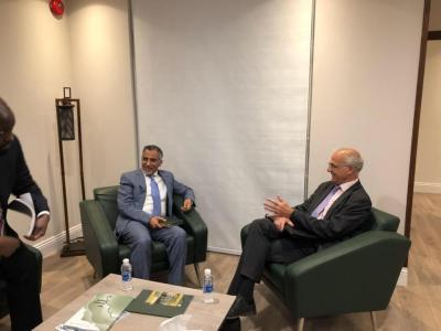 محافظ البنك المركزي اليمني يلتقي السفير البريطاني عقب لقاء جمعه بالسفير الأمريكي 