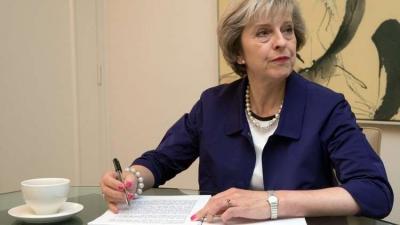 وزيرة الداخلية البريطانية تقدم إستقالتها على خلفية إجراءات بحق المهاجرين .. ورئيسة الوزراء تقبل الإستقالة