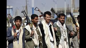 الحوثيون يعانون من عجز في المقاتلين ويدفعون بالموظفين إلى جبهات القتال 