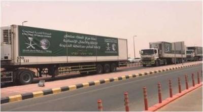 25 شاحنة إغاثية سعودية تعبر منفذ الوديعة تستهدف الحديدة