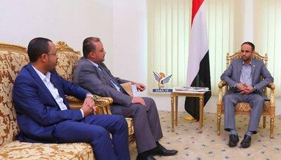 حكومة الحوثيين توجه بصرف نصف مرتب لجميع موظفي الدولة 