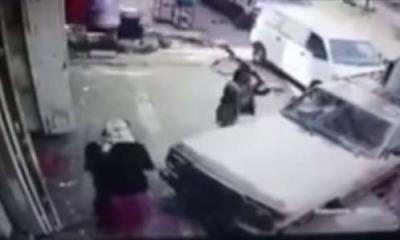 بالفيديو .. مسلح حوثي يحطم سيارة مسن في إب