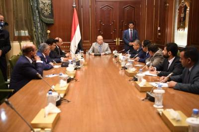 الرئيس هادي يعقد إجتماعاً باللجنة الإقتصادية ويصدر عدداً من التوجيهات منها زيادة مرتبات القطاع المدني