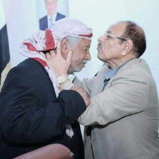 الفريق علي محسن الأحمر يستقبل العميد مفرح بحيبح بقبلة في رأسه ( صوره)