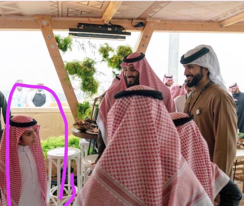 بالفيديو .. ظهور جديد لنجل محمد بن سلمان ( سلمان )عند زيارة الأمير مقرن بن عبد العزيز 