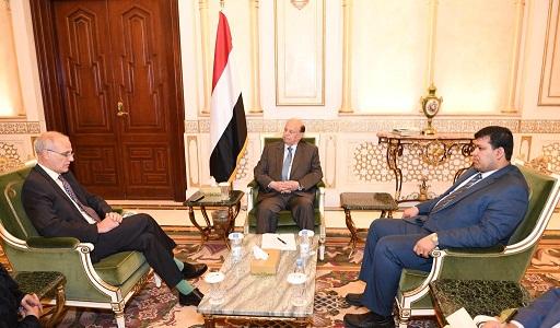 الرئيس هادي يستقبل السفير البريطاني لدى اليمن