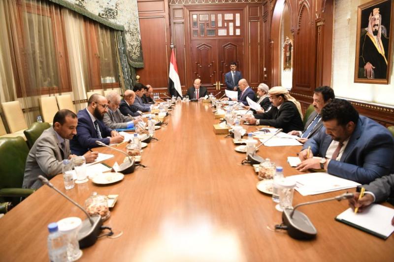 الرئيس هادي يرأس اجتماع استثنائي لمستشاريه بحضور نائبه ورئيس فريق المشاورات