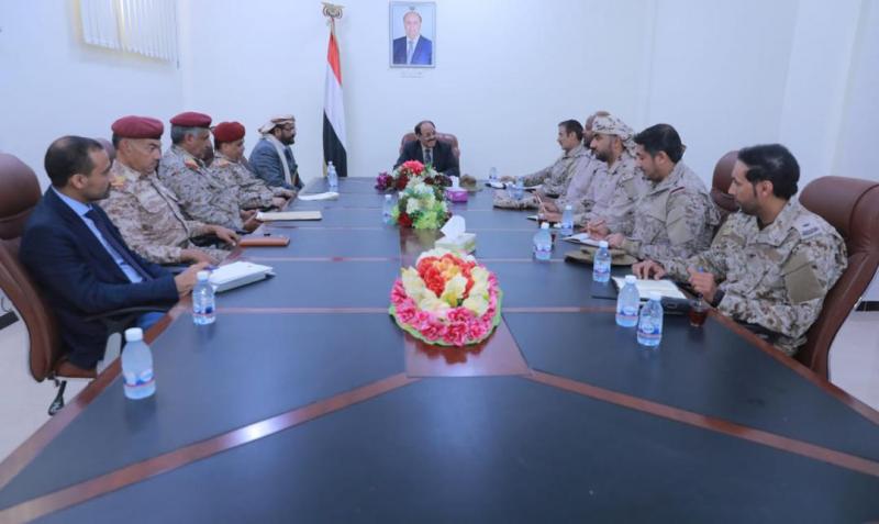 الفريق علي محسن الأحمر يلتقي بمحافظ مأرب وعدداً من قادة الجيش والتحالف 