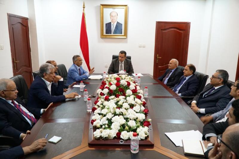 رئيس الوزراء يعقد إجتماعاً بوزير المالية ورئيس وأعضاء مجلس إدارة البنك المركزي اليمني