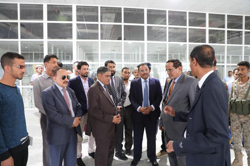 وزير النقل يتفقد تجهيزات مطار الريان 