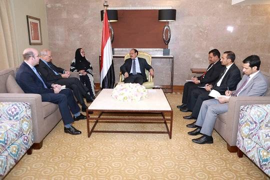 الفريق علي محسن الأحمر يلتقي السفير البريطاني لدى اليمن