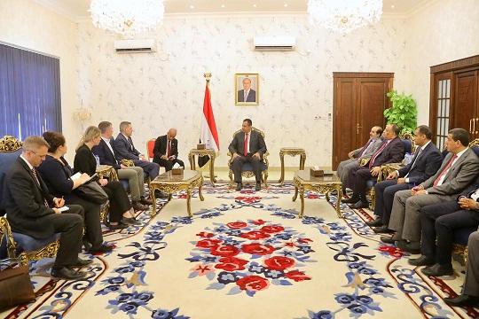 رئيس الوزراء يلتقي السفير الأمريكي في عدن 
