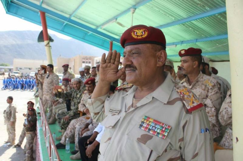 قائد المنطقة الرابعة وقائد اللواء 30 مدرع يطلعان الرئيس هادي على مستجدات العملية العسكرية في الضالع