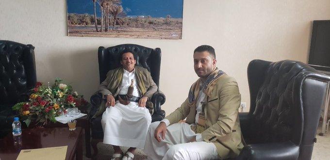 أحد أبرز الناشطين والإعلاميين المقربين من العميد أحمد علي والعميد طارق يعود إلى أحضان الحوثيين ( صوره)