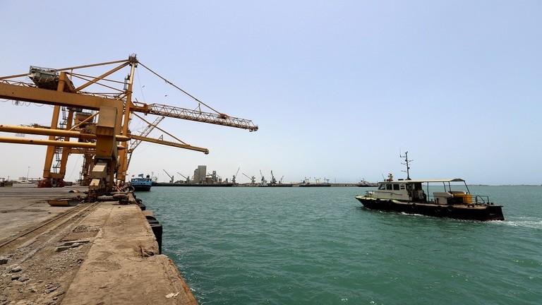 الحكومة اليمنية تحذر من وقوع كارثة في البحر الأحمر وخليج عدن