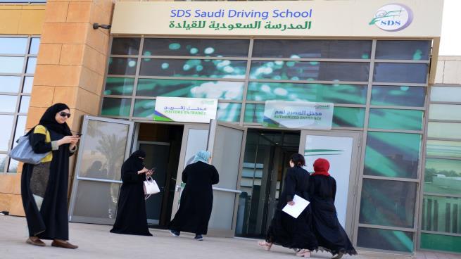إسقاط الولاية رسمياً عن المرأة السعودية بحق السفر